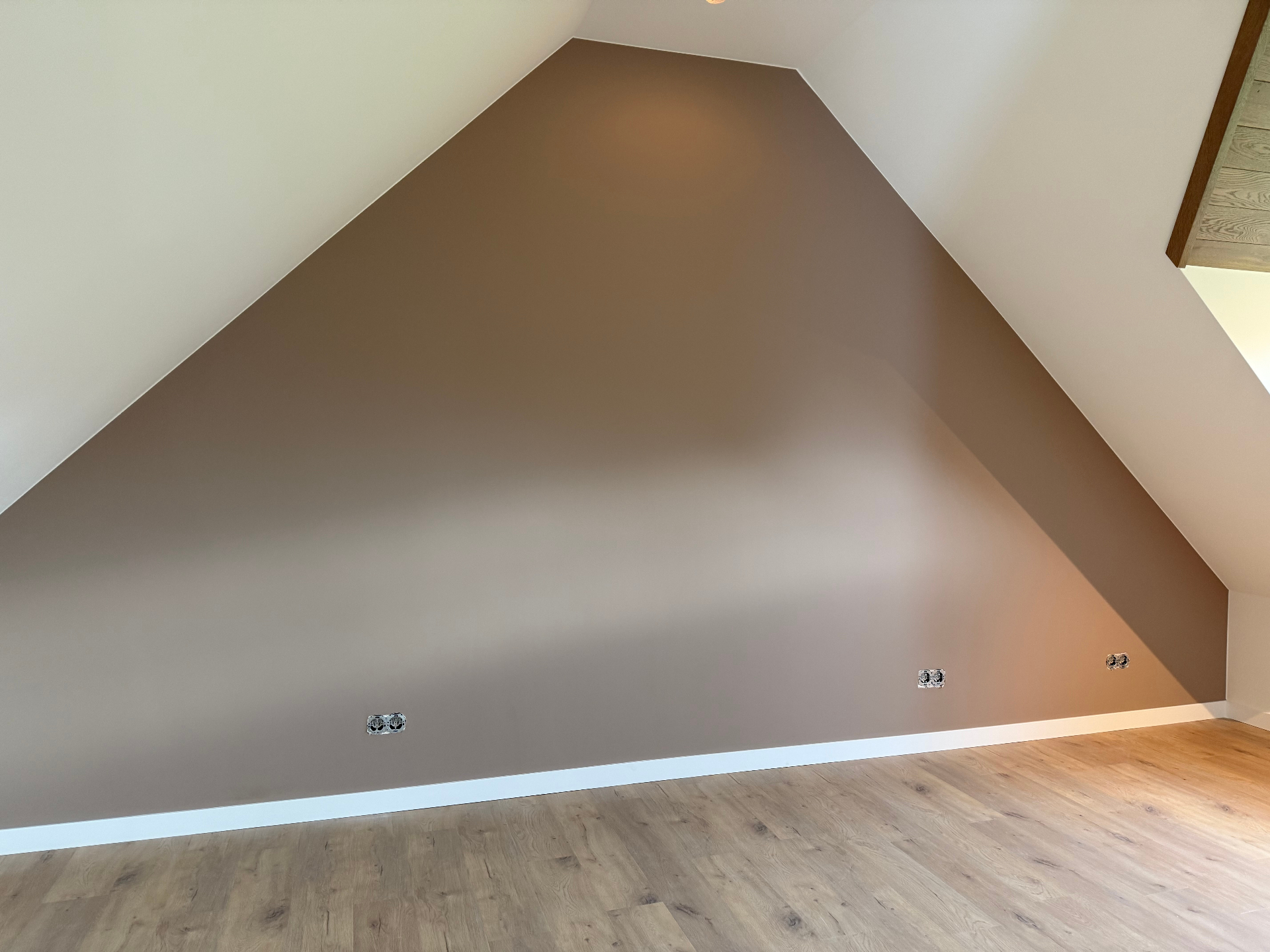 Strakke accentwand geleverd