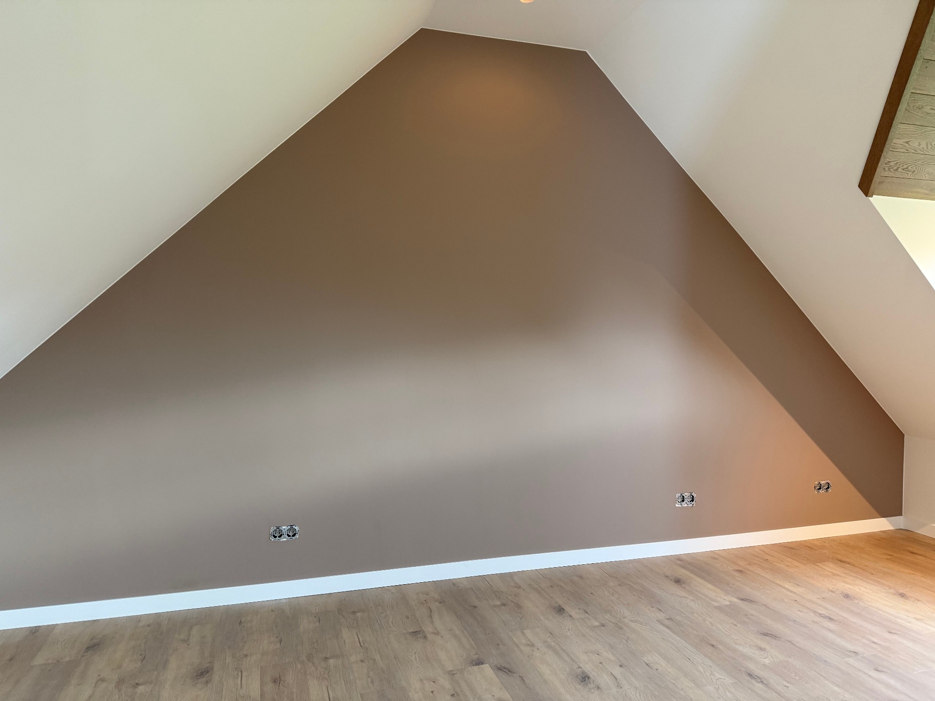 Strakke accentwand geleverd
